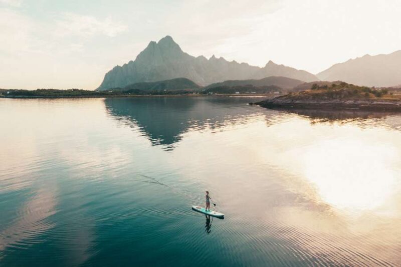 Zee en bergen rondom Skarungen Resort op de Lofoten