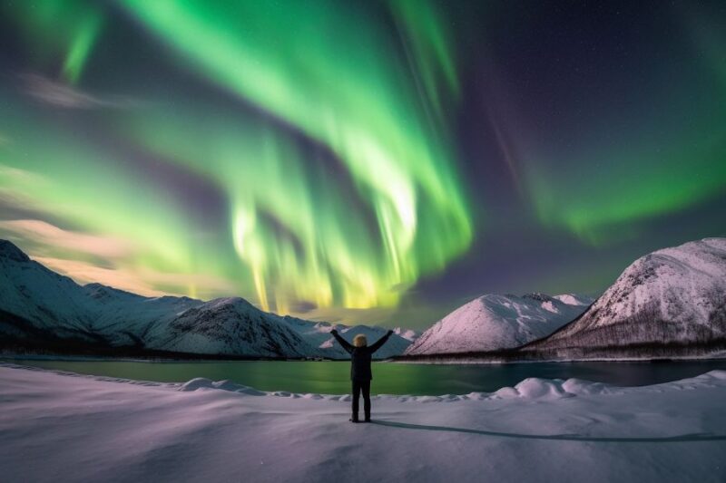 Het noorderlicht schijnt boven een besneeuwd landschap in IJsland