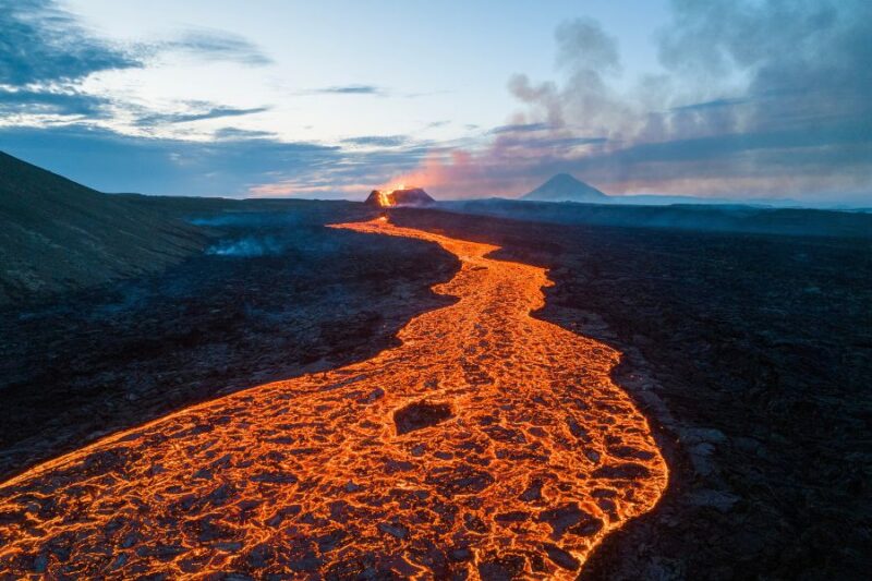 Stromend lava op Reykjanis in IJsland