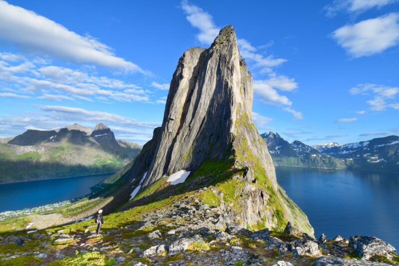 De bergpiek van Segla op Senja in Noord-Noorwegen