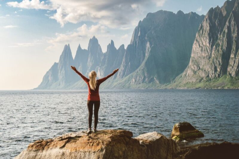 Prachtig uitzicht over zee en bergen op Senja in Noord-Noorwegen