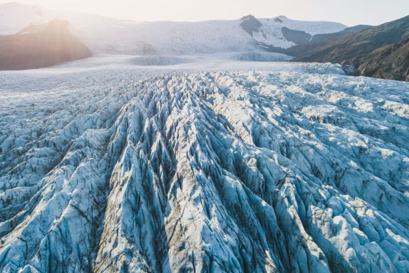 Een uitgestrekte ijsvlakte op een gletsjer in IJsland