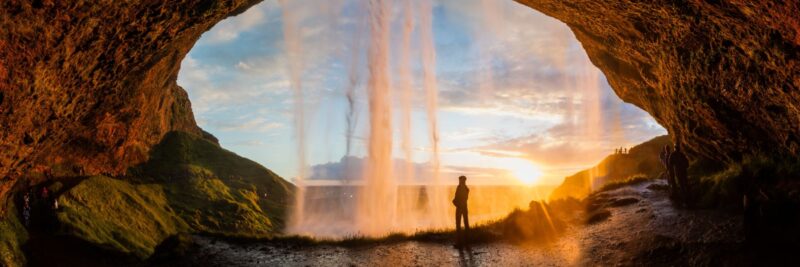 Achter de Seljalandsfoss waterval in IJsland met Nordic de Scandinavie specialist