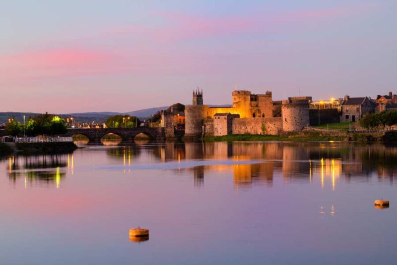 Citytrip-Limerick-met-zicht-op-de-Shannon-en-King-Johns-Castle-in-Ierland-met-Nordic