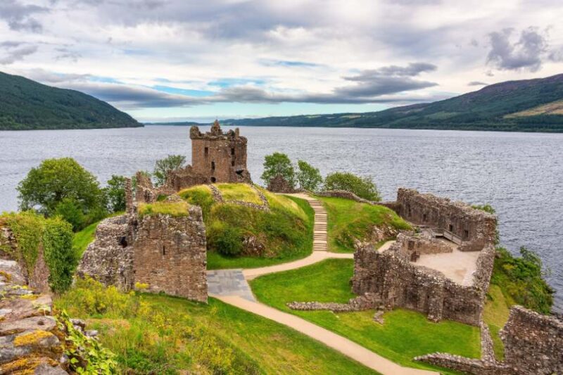 Loch Ness en Urquhart Castle in Schotland