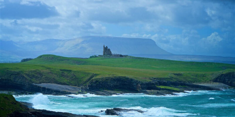 The-Ben-Bulben-Mountain-in-Ierland-met-Galtic (1)