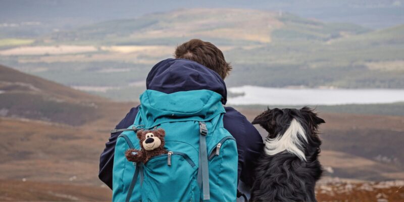 Man met hond Cairngorms Schotland (1)