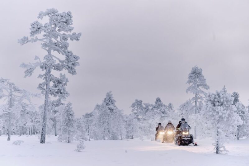 Sneeuscootertocht vanuit de Kaamos Lodge