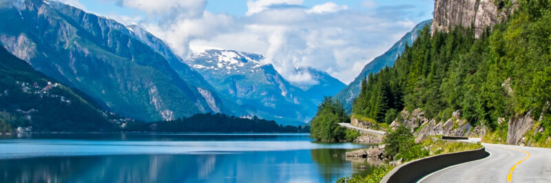 Fjord in Noorwegen met weg langs het water. Maak een roadtrip door Noorwegen met Nordic.