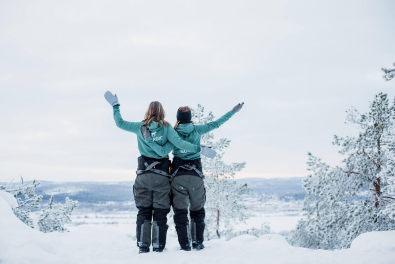 Collega's in Nordic trui in winters Lapland