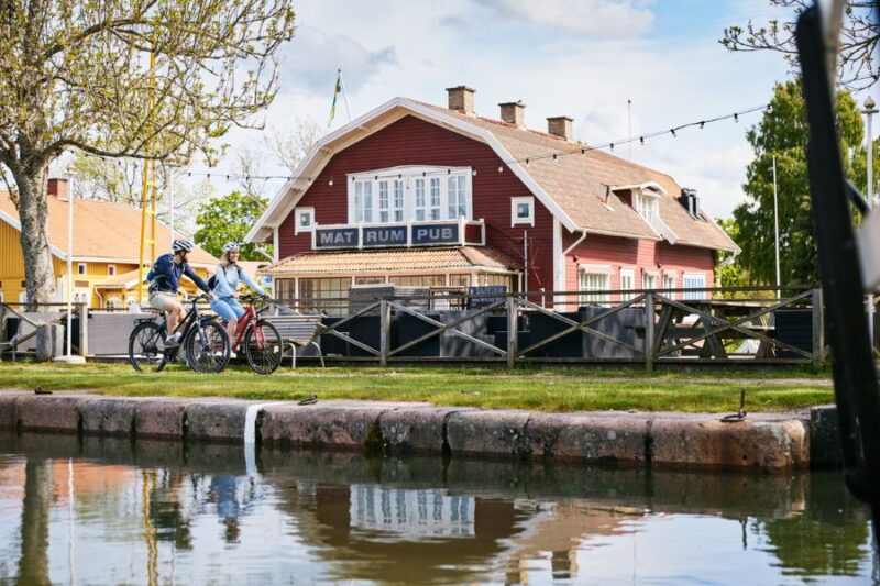 Fietsen langs een gezellige pub in typisch rood Zweeds huis in Västergötland, West-Zweden.
