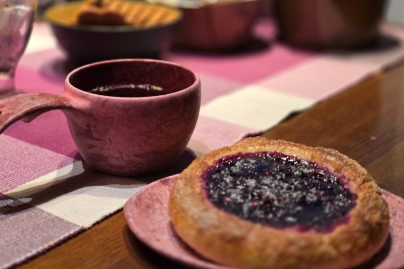 Pauze met Lapse lekkernij en warme bessensap in Fins Lapland
